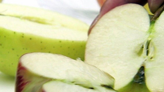 Durchgeschnittene Äpfel. © NDR 
