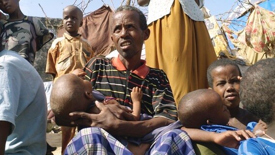 Flüchtlinge mit Kindern in Mogadischu. © © NDR/WDR/M.Kraus 