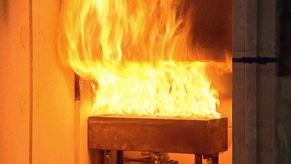 Flammen im Brandversuch-Test © NDR 