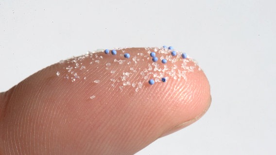 Mikroplastik auf einem Finger © BUND Foto: Stephan Glinka