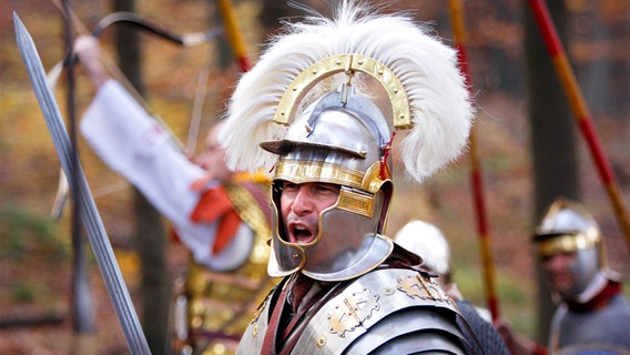 Darsteller eines römischen Soldaten bei der Inszenierung der Römerschlacht © NDR/Steffen Junghans/LOOKS Medienproduktion GmbH 