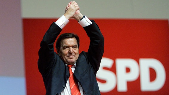 Bundeskanzler Gerhard Schröder (SPD-Parteitag am 16.11.2005) © picture-alliance/ dpa/dpaweb Foto: Bernd Thissen