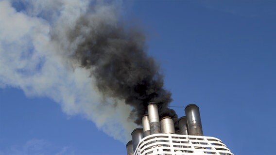 Aufnahme eines dunklen Rauch ausstoßenden Schiffsschornsteins. © scphoto48 - Fotolia Foto: 2014 Stephen Cordory