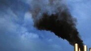 Schwarzer Rauch qualmt aus einem Schornstein eines Schiffes. © imago/CHROMORANGE Foto: imago/CHROMORANGE