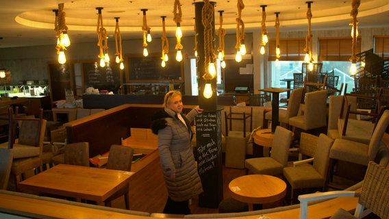 Schweren Herzens musste Birgit Kolb-Binder ihr Restaurant in bester Lage auf Langeoog schließen. Sie hat nicht genug Personal. © NDR 
