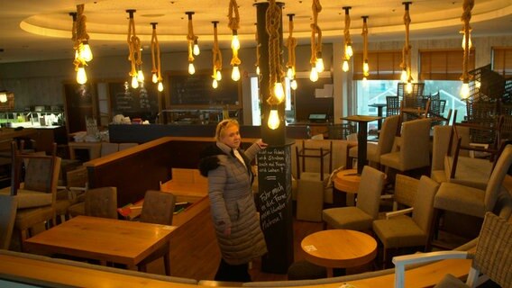 Schweren Herzens musste Birgit Kolb-Binder ihr Restaurant in bester Lage auf Langeoog schließen. Sie hat nicht genug Personal. Schweren Herzens musste Birgit Kolb-Binder ihr Restaurant in bester Lage auf Langeoog schließen. Sie hat nicht genug Personal. © NDR