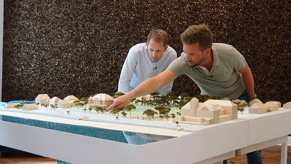 Zwei Männer beugen sich über 3-D-Model von Kühlungsborn. Zwei Männer beugen sich über 3-D-Model von Kühlungsborn. © NDR/Isabel Lerch