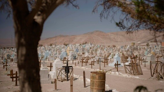 Die Krebsrate in der chilenischen Atacama–Wüste, wo Kupfer abgebaut wird, ist bis zu siebenmal höher als sonst in Chile. © NDR/HTTV Produktion/Michael Höft 