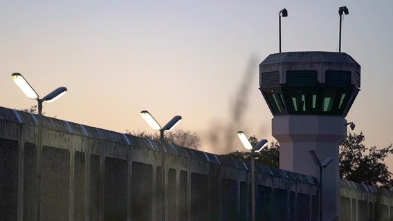 Ein Wachturm der JVA Berlin-Plötzensee. Hier sind rund 250 Gefangene eingesperrt, die nie zu einer Gefängnisstrafe verurteilt worden sind. © NDR/Alex Grantl 