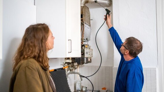 Raus mit der alten Gastherme? Die Lübecker Eigentümerin Gudrun Wendland sucht Rat bei Heizungsinstallateur André Pöhls. © NDR/Anja Kollruß/Anni Brück 