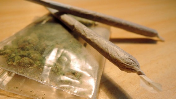 Joints aus Cannabis Blättern. © NDR/PIER 53 Filmproduktion 