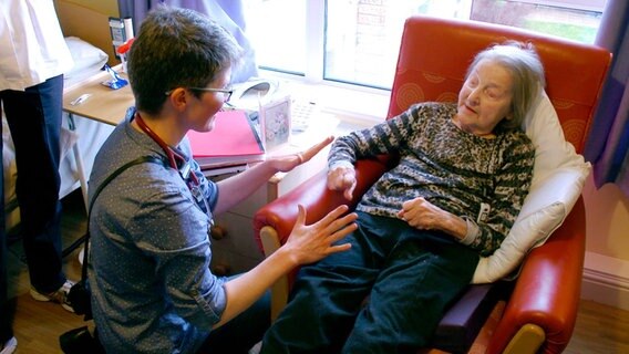 Dr. Seebass bei der Untersuchung einer Patientin. © NDR 