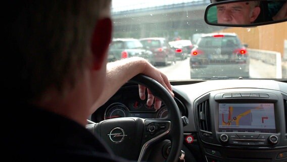 Ein Pendler sitzt im Auto im Stau © NDR 