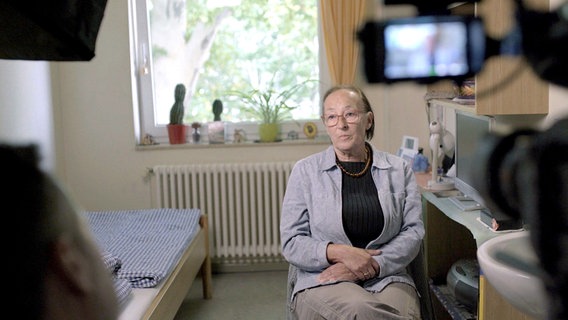 Seit zwölf Jahren sitzt Irene Becker in Berlin im Gefängnis. Über zwei Drehtage interviewte und begleitete das NDR-Team die Serienmörderin durch ihren Gefängnisalltag. Seit zwölf Jahren sitzt Irene Becker in Berlin im Gefängnis. Über zwei Drehtage interviewte und begleitete das NDR-Team die Serienmörderin durch ihren Gefängnisalltag. © NDR/beckground.tv