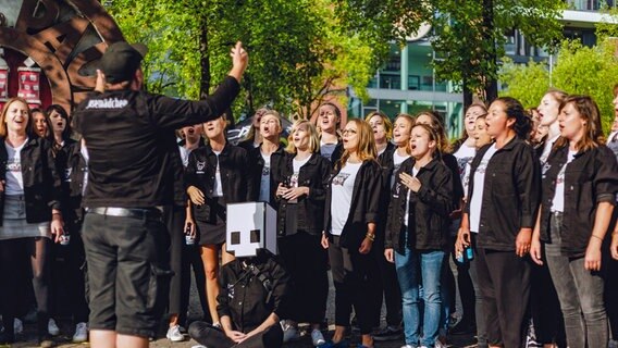 Insgesamt singen in Deutschland momentan rund 3,5 Millionen Menschen in mehr als 60.000 Chören. © NDR/labo m./Leon Krack 