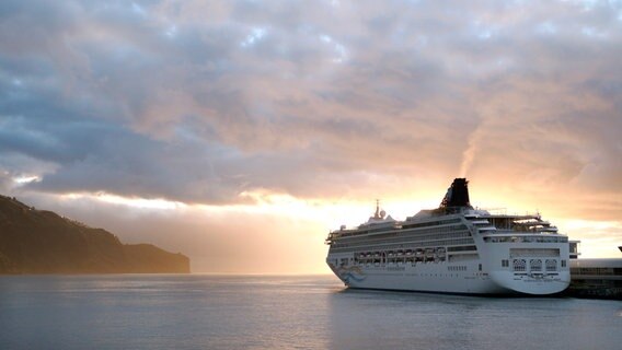 Kreuzfahrtschiffe vor Madeira. Sind die Ozeanriesen sauberer geworden? © NDR/Andreas OrthCS TV 