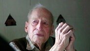 Karl M. ist 96 Jahre alt. Er wurde 1949 in Frankreich in Abwesenheit als Kriegsverbrecher zum Tode verurteilt. Doch da lebte er längst wieder in seiner Heimatgemeinde Nordstemmen in Niedersachsen. Bis heute unbehelligt. © NDR 