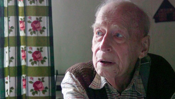 Karl M. ist 96 Jahre alt. Er wurde 1949 in Frankreich in Abwesenheit als Kriegsverbrecher zum Tode verurteilt. Doch da lebte er längst wieder in seiner Heimatgemeinde Nordstemmen in Niedersachsen. Bis heute unbehelligt. © NDR 