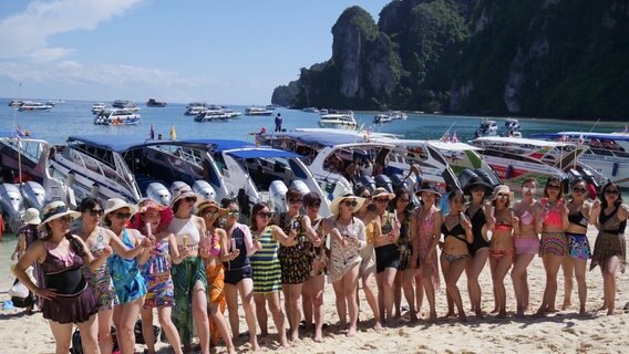 Täglich fahren Massen von Tagesgästen mit Speedbooten von Phuket auf die Phi Phi Insel. © NDR/WDR/Johannes Höflich 
