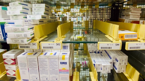 Immer mehr Regale bleiben sogar beim Pharmagroßhandel leer © NDR/Sara Rainer 