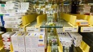 Immer mehr Regale bleiben sogar beim Pharmagroßhandel leer © NDR/Sara Rainer 