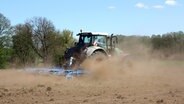 Hoffnung auf Regen: In Mecklenburg-Vorpommern bereitet ein Landwirt den Acker für die Aussaat vor. © NDR/Ute Jurkovics 