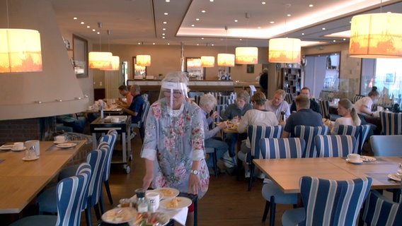 Frühstücks-Service in Corona-Zeiten: Angelika Hesse, Inhaberin des Hotel Seeblick auf Amrum. © NDR/Spiegel TV 