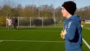 Ein Torwarttalent: Für den kleinen Michel interessiert sich schon der HSV. © NDR 