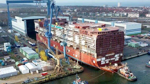 Kreuzfahrt-Gigant "Global Dream" in der Rostocker Werft © NDR 