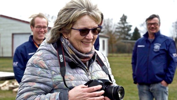 Für ihre Interviewtermine muss die Lokalreporterin weite Strecken fahren: Cornelia Meerkatz berichtet aus dem Landkreis Vorpommern-Greifswald für die Ostsee-Zeitung. Meerkatz ist zu Gast beim Ruderverein in Wolgast und interviewt einen Nachwuchssportler. Für ihre Interviewtermine muss die Lokalreporterin weite Strecken fahren: Cornelia Meerkatz berichtet aus dem Landkreis Vorpommern-Greifswald für die Ostsee-Zeitung. Meerkatz ist zu Gast beim Ruderverein in Wolgast und interviewt einen Nachwuchssportler. © NDR/Laura Borchardt
