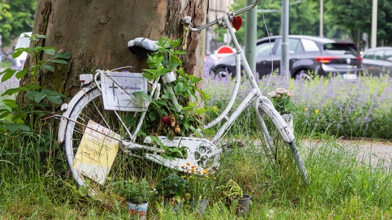 Ein Ghost-Bike auf dem Grünstreifen des Osnabrücker Wallrings erinnert an eine Frau, die hier von einem Lkw überrollt wurde. Osnabrück ist eine der gefährlichsten Städte für Radfahrende in Norddeutschland. © NDR/Güven Purtul 