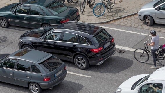 Viele Städte markieren Radstreifen zwischen parkenden Autos und Kfz-Spuren, wie hier in Hamburg. Doch die werden häufig von Kurzparkern blockiert. © NDR/Güven Purtul 