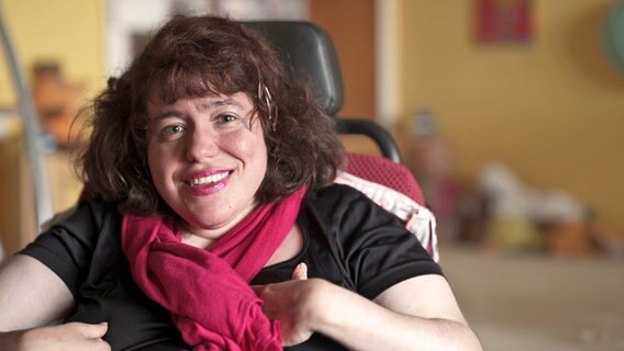 Carolina will raus aus der Behindertenwerkstatt. Doch ihre Jobsuche ist mit Hindernissen gespickt. © NDR/dm film und tv produktion 