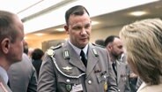 Dennis S. trifft Verteidigungsministerin Ursula von der Leyen © NDR 