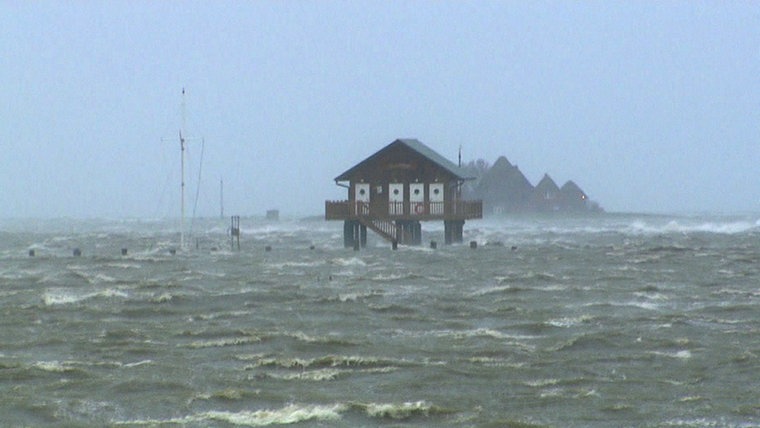 Das auf Stelzen gebaute Hafenhaus des Seglerhafens auf der Hallig Hooge umgeben von einer Sturmflut während des Sturms "Xaver" 2013. © NDR