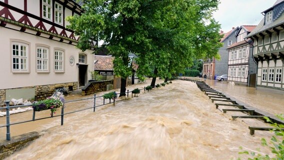 Überschwemmte Straße mit einem über die Ufer getretenen kleinen Bach, der nun ein reißender Fluß ist, bei einem Hochwasser in Goslar im Harz (26.07.2017). © picture alliance / Frank May Foto: Frank May