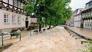 Überschwemmte Straße mit einem über die Ufer getretenen kleinen Bach, der nun ein reißender Fluß ist, bei einem Hochwasser in Goslar im Harz (26.07.2017). © picture alliance / Frank May Foto: Frank May
