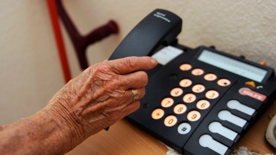 Hand einer sehr betagten Frau greift zum Telefonhörer. Hand einer sehr betagten Frau greift zum Telefonhörer. © picture alliance/SVEN SIMON/Frank Hoermann Foto: FrankHoermann/SVEN SIMON