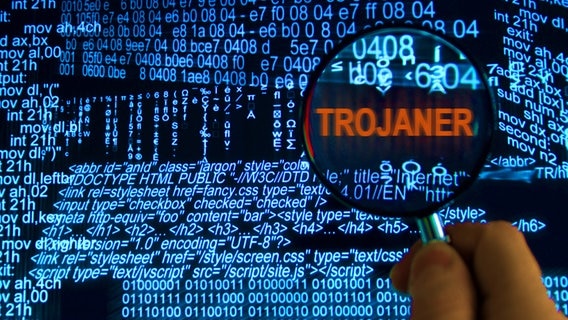Lupe über dem Wort "Trojaner" auf einem Monitor mit Programmcode. (montage) © iStockphoto Foto: zmeel