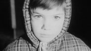 Schwarz-weiß Porträt eines kleinen Jungen aus dem Archivmaterial zum Thema Kinderverschickung. © SWR/NDR 