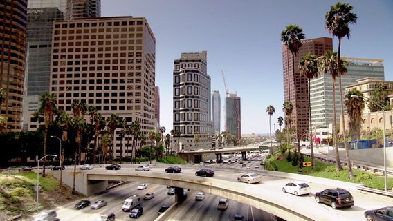 Sechsspurige Straße mit querenden Brücken in Los Angeles. © NDR 