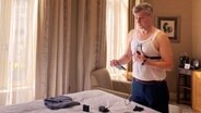 Peter Kreysler legt sich eine versteckte Kamera an.  