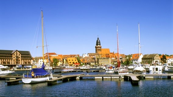 Blick auf Hafen und Stadtansicht von Waren an der Müritz. © picture alliance/imageBROKER Foto: Dr. Wilfried Bahnmüller