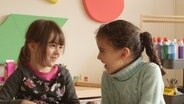 Zwei kleine Mädchen lachen sich an. © NDR/7Tage 
