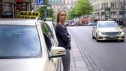 NDR Reporterin Stefanie Gromes lehnt sich an ein Taxi. © NDR / Fabienne Hurst 