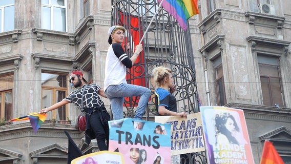 Junge Istanbuler demonstrieren für die Rechte von sexuellen Minderheiten © NDR/Katharina Willinger, honorarfrei 