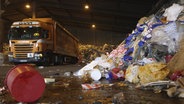 250 Tonnen Müll landen täglich auf dem Recyclinghof. Das Meiste davon ist Gewerbemüll, der Rest kommt vom Sperrmüll. © NDR 