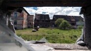 Auf einem alten Gutshof in Sachsen-Anhalt wird für mehrere Tage die Katastrophe Black-out simuliert. Hier gibt es keinen Strom, keine Heizung und kein laufendes Wasser. © NDR/Caroline Rollinger und Benjamin Arcioli 