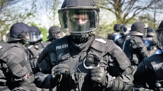 Polizisten in voller Montur. © NDR 
