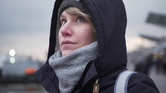 Reporterin Lisa Wolff in Winterjacke und mit Mütze. © NDR/Lisa Wolff/Henning Wirtz 